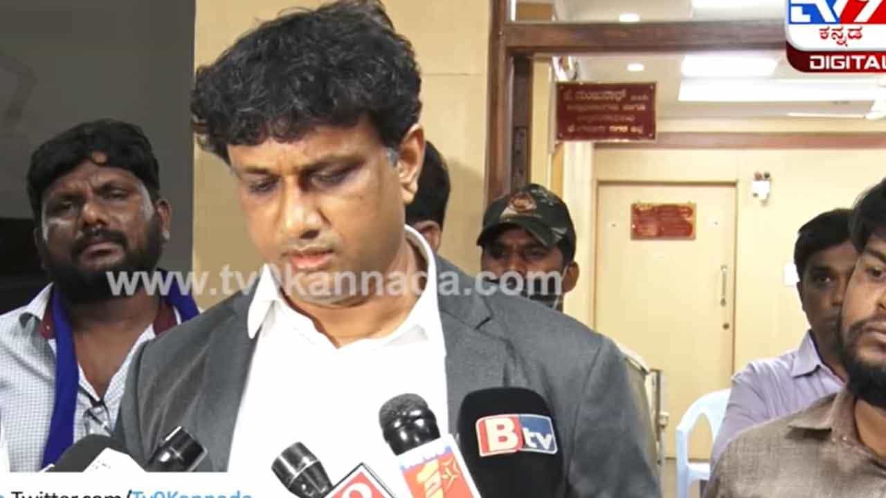 ಬೆಂಗಳೂರು ಜಿಲ್ಲಾಧಿಕಾರಿ ಕಚೇರಿ ಮೇಲೆ ಎಸಿಬಿ ದಾಳಿ ಪ್ರಕರಣ: 2ನೇ ಬಾರಿ ವಿಚಾರಣೆಗೆ ಹಾಜರಾದ ಜಿಲ್ಲಾಧಿಕಾರಿ ಮಂಜುನಾಥ್ ಬೆಂಗಳೂರು ಜಿಲ್ಲಾಧಿಕಾರಿ ಕಚೇರಿ ಮೇಲೆ ಎಸಿಬಿ ದಾಳಿ ಪ್ರಕರಣ: 2ನೇ ಬಾರಿ ವಿಚಾರಣೆಗೆ ಹಾಜರಾದ ಜಿಲ್ಲಾಧಿಕಾರಿ ಮಂಜುನಾಥ್