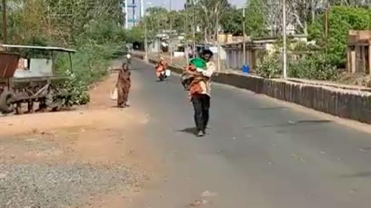 Viral Video: ಆ್ಯಂಬುಲೆನ್ಸ್ ಇಲ್ಲದೆ 4 ವರ್ಷದ ಮಗಳ ಹೆಣವನ್ನು ಹೊತ್ತು ಬಸ್ನಲ್ಲಿ ಹೋದ ತಂದೆ! Viral Video: ಆ್ಯಂಬುಲೆನ್ಸ್ ಇಲ್ಲದೆ 4 ವರ್ಷದ ಮಗಳ ಹೆಣವನ್ನು ಹೊತ್ತು ಬಸ್ನಲ್ಲಿ ಹೋದ ತಂದೆ!