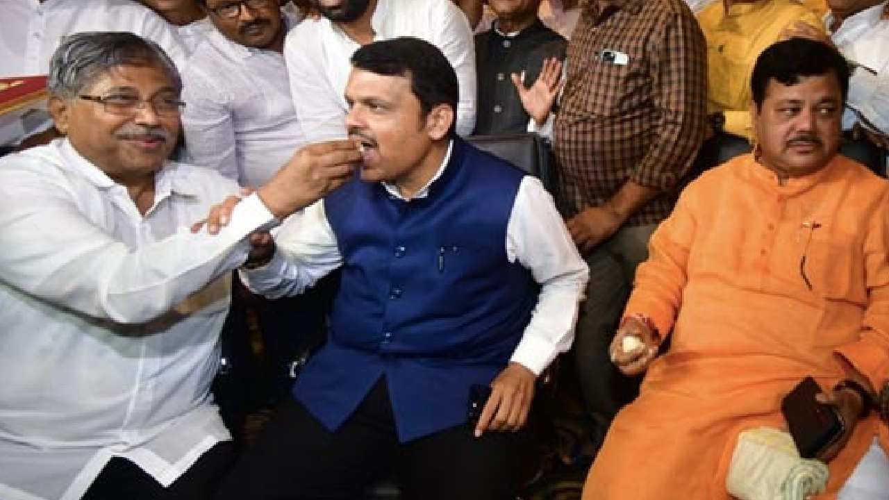 Maharashtra Political Crisis: ಮಹಾರಾಷ್ಟ್ರ ರಾಜಕೀಯ ಹೈಡ್ರಾಮಾ; ಸಿಎಂ ಆಗಿ ನಾಳೆ ದೇವೇಂದ್ರ ಫಡ್ನವಿಸ್ ಪ್ರಮಾಣವಚನ? Maharashtra Political Crisis: ಮಹಾರಾಷ್ಟ್ರ ರಾಜಕೀಯ ಹೈಡ್ರಾಮಾ; ಸಿಎಂ ಆಗಿ ನಾಳೆ ದೇವೇಂದ್ರ ಫಡ್ನವಿಸ್ ಪ್ರಮಾಣವಚನ?