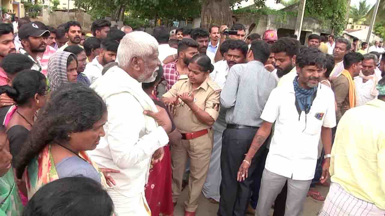 ಸ್ಮಶಾನಕ್ಕೆ ಹೋಗುವ ದಾರಿ ಬಂದ್; ರಸ್ತೆಯಲ್ಲಿ ಶವ ಇಟ್ಟು ಪ್ರತಿಭಟನೆ ಮಾಡಿದ ಗ್ರಾಮಸ್ಥರು ಸ್ಮಶಾನಕ್ಕೆ ಹೋಗುವ ದಾರಿ ಬಂದ್; ರಸ್ತೆಯಲ್ಲಿ ಶವ ಇಟ್ಟು ಪ್ರತಿಭಟನೆ ಮಾಡಿದ ಗ್ರಾಮಸ್ಥರು