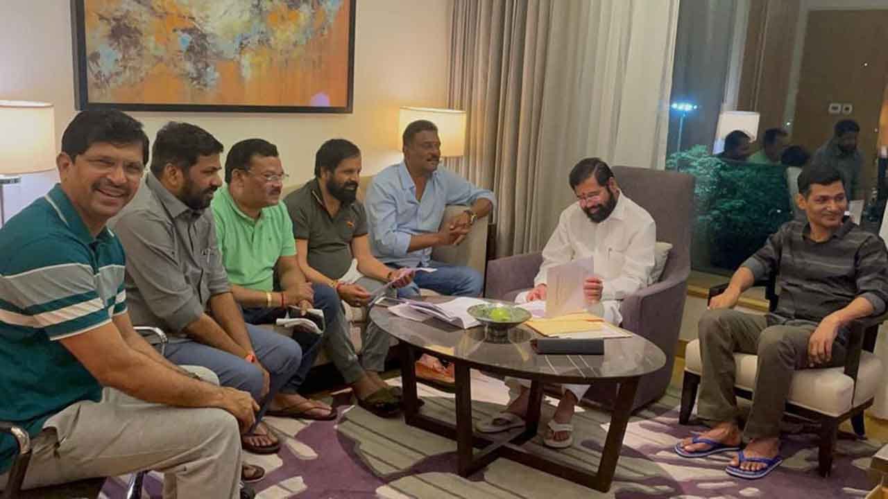 Maharashtra Political Crisis ಮತ್ತಷ್ಟು ಬಂಡಾಯ ಶಾಸಕರ ಅನರ್ಹತೆಗೆ ಮುಂದಾದ ಶಿವಸೇನಾ, ಶಿಂಧೆ ಬಣಕ್ಕೆ 44 ಶಾಸಕರ ಬೆಂಬಲ Maharashtra Political Crisis ಮತ್ತಷ್ಟು ಬಂಡಾಯ ಶಾಸಕರ ಅನರ್ಹತೆಗೆ ಮುಂದಾದ ಶಿವಸೇನಾ, ಶಿಂಧೆ ಬಣಕ್ಕೆ 44 ಶಾಸಕರ ಬೆಂಬಲ