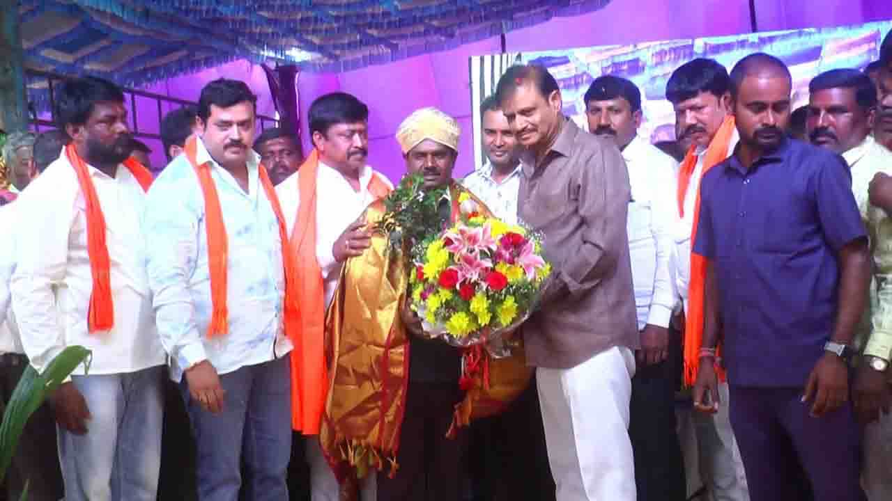 ವಿಧಾನಸಭೆ ಚುನಾವಣೆ ಹೊಸ್ತಿಲಲ್ಲಿ ಬರ್ತಡೇ ಹೆಸರಲ್ಲಿ ನಾಯಕರುಗಳ ಬಲ ಪ್ರದರ್ಶನ, ಮಾಜಿ ಶಾಸಕ ಸಂಪಂಗಿ ಬೆನ್ನಿಗೆ ನಿಲ್ಲುವುದಾಗಿ ಭರವಸೆ ಕೊಟ್ಟ ಸಚಿವ ಮುನಿರತ್ನ ವಿಧಾನಸಭೆ ಚುನಾವಣೆ ಹೊಸ್ತಿಲಲ್ಲಿ ಬರ್ತಡೇ ಹೆಸರಲ್ಲಿ ನಾಯಕರುಗಳ ಬಲ ಪ್ರದರ್ಶನ, ಮಾಜಿ ಶಾಸಕ ಸಂಪಂಗಿ ಬೆನ್ನಿಗೆ ನಿಲ್ಲುವುದಾಗಿ ಭರವಸೆ ಕೊಟ್ಟ ಸಚಿವ ಮುನಿರತ್ನ