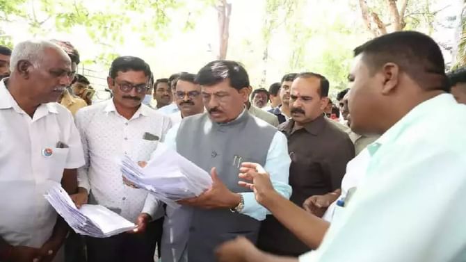 ಭೂಸ್ವಾಧೀನ ಮಾಡಿಕೊಂಡ ಜಮೀನು ಮಾರುಕಟ್ಟೆ ದರದಲ್ಲಿ ಖರೀದಿಸುವಂತೆ ಸಚಿವ ಮುರುಗೇಶ್ ನಿರಾಣಿಗೆ ರೈತರ ಒತ್ತಾಯ ಭೂಸ್ವಾಧೀನ ಮಾಡಿಕೊಂಡ ಜಮೀನು ಮಾರುಕಟ್ಟೆ ದರದಲ್ಲಿ ಖರೀದಿಸುವಂತೆ ಸಚಿವ ಮುರುಗೇಶ್ ನಿರಾಣಿಗೆ ರೈತರ ಒತ್ತಾಯ