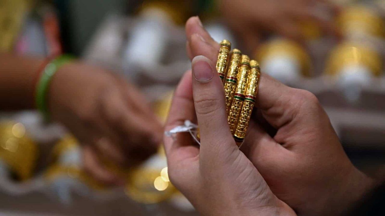 Gold Price Today: ಚಿನ್ನದ ಬೆಲೆ ಕೊಂಚ ಹೆಚ್ಚಳ; ಒಂದೇ ದಿನ 1,300 ರೂ. ಏರಿಕೆಯಾದ ಬೆಳ್ಳಿ ದರ