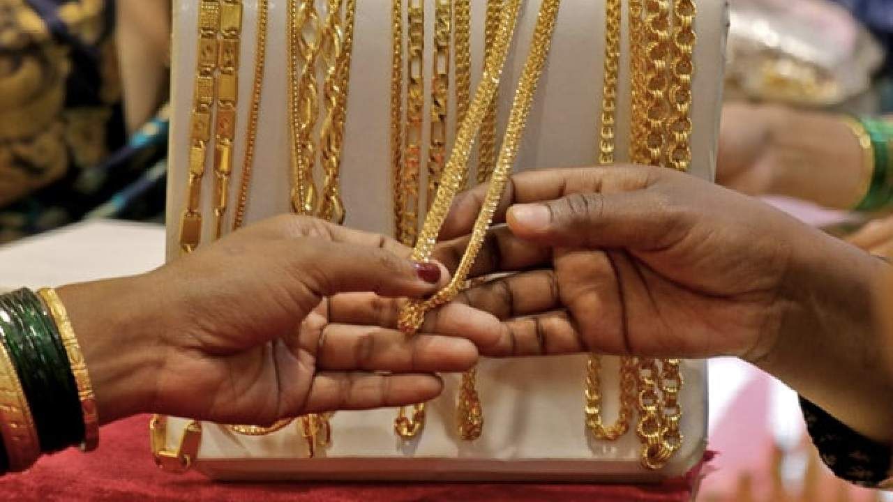 Gold Price Today: ಒಂದೇ ದಿನದಲ್ಲಿ ಚಿನ್ನದ ಬೆಲೆ 1,050 ರೂ. ಕುಸಿತ; ಬೆಳ್ಳಿ ದರ 1,700 ರೂ. ಇಳಿಕೆ