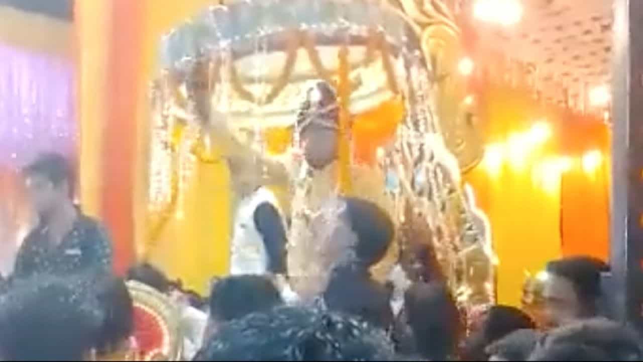 Viral Video: ಮದುವೆಯಲ್ಲಿ ಗೆಳೆಯನನ್ನೇ ಶೂಟ್ ಮಾಡಿದ ಮದುಮಗ; ಹಸೆಮಣೆ ಏರಬೇಕಾದ ವರ ಜೈಲು ಸೇರಿದ Viral Video: ಮದುವೆಯಲ್ಲಿ ಗೆಳೆಯನನ್ನೇ ಶೂಟ್ ಮಾಡಿದ ಮದುಮಗ; ಹಸೆಮಣೆ ಏರಬೇಕಾದ ವರ ಜೈಲು ಸೇರಿದ