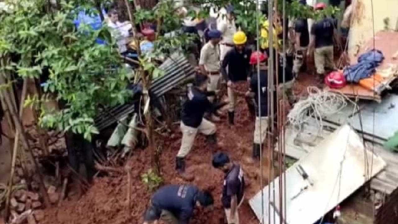 Guwahati Rain: ಗುವಾಹಟಿಯಲ್ಲಿ ಭಾರೀ ಮಳೆಯಿಂದ ಭೂಕುಸಿತ; ನಾಲ್ವರು ಕಾರ್ಮಿಕರು ಜೀವಂತ ಸಮಾಧಿ Guwahati Rain: ಗುವಾಹಟಿಯಲ್ಲಿ ಭಾರೀ ಮಳೆಯಿಂದ ಭೂಕುಸಿತ; ನಾಲ್ವರು ಕಾರ್ಮಿಕರು ಜೀವಂತ ಸಮಾಧಿ