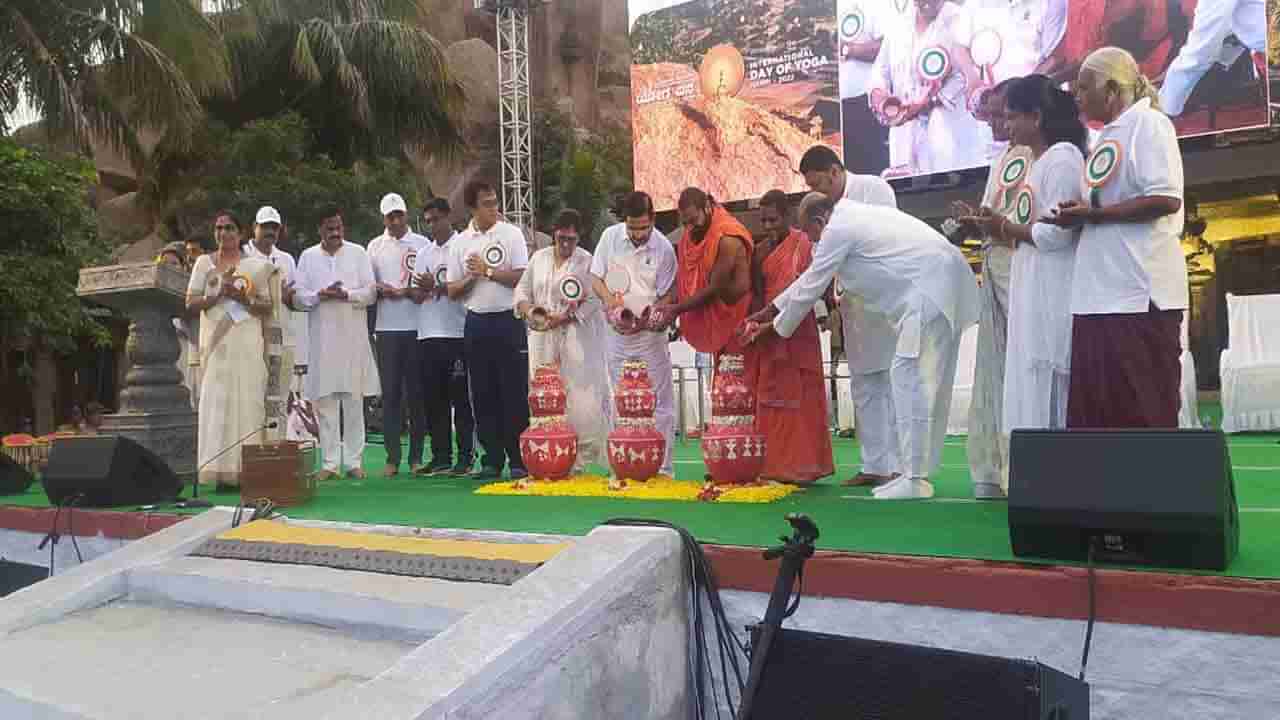 Yoga in Hampi: ಪ್ರಾಚೀನ ಹಂಪಿಯಲ್ಲಿ ಅವಿಸ್ಮರಣೀಯ ಯೋಗಾಸನ: ಪ್ರಲ್ಹಾದ ಜೋಶಿ, ಸಚಿವ ಆನಂದ ಸಿಂಗ್ ಸೇರಿ ಅನೇಕರು ಭಾಗಿ