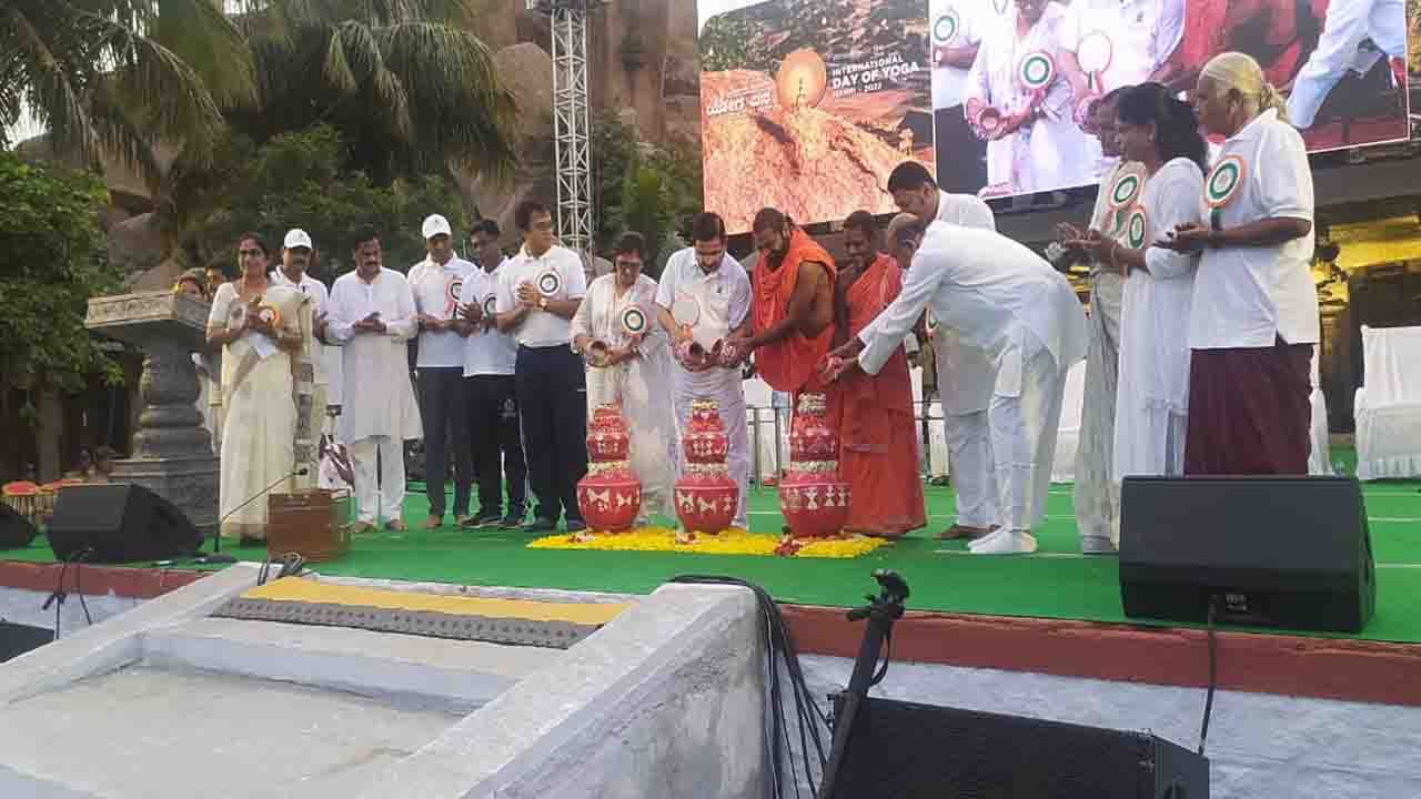 Yoga in Hampi: ಪ್ರಾಚೀನ ಹಂಪಿಯಲ್ಲಿ ಅವಿಸ್ಮರಣೀಯ ಯೋಗಾಸನ: ಪ್ರಲ್ಹಾದ ಜೋಶಿ, ಸಚಿವ ಆನಂದ ಸಿಂಗ್ ಸೇರಿ ಅನೇಕರು ಭಾಗಿ Yoga in Hampi: ಪ್ರಾಚೀನ ಹಂಪಿಯಲ್ಲಿ ಅವಿಸ್ಮರಣೀಯ ಯೋಗಾಸನ: ಪ್ರಲ್ಹಾದ ಜೋಶಿ, ಸಚಿವ ಆನಂದ ಸಿಂಗ್ ಸೇರಿ ಅನೇಕರು ಭಾಗಿ