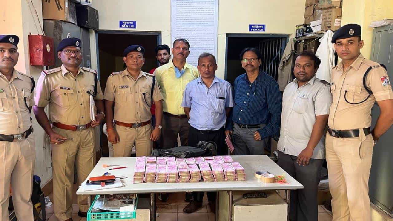 ರೈಲಿನಲ್ಲಿ ಅಕ್ರಮ 2 ಕೋಟಿ ಹವಾಲಾ ಹಣ ಸಾಗಾಟ: ರಾಜಸ್ಥಾನ ಮೂಲದ ವ್ಯಕ್ತಿಯ ಬಂಧನ ರೈಲಿನಲ್ಲಿ ಅಕ್ರಮ 2 ಕೋಟಿ ಹವಾಲಾ ಹಣ ಸಾಗಾಟ: ರಾಜಸ್ಥಾನ ಮೂಲದ ವ್ಯಕ್ತಿಯ ಬಂಧನ