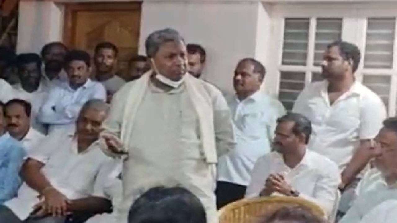 ಬಿಜೆಪಿ ನಾಯಕರನ್ನು ಸೀಳು ನಾಯಿಗೆ ಹೋಲಿಸಿದ ಸಿದ್ದರಾಮಯ್ಯ: ಗೌಪ್ಯ ಸಭೆಯ ವಿಡಿಯೋ ಬಹಿರಂಗ ಬಿಜೆಪಿ ನಾಯಕರನ್ನು ಸೀಳು ನಾಯಿಗೆ ಹೋಲಿಸಿದ ಸಿದ್ದರಾಮಯ್ಯ: ಗೌಪ್ಯ ಸಭೆಯ ವಿಡಿಯೋ ಬಹಿರಂಗ