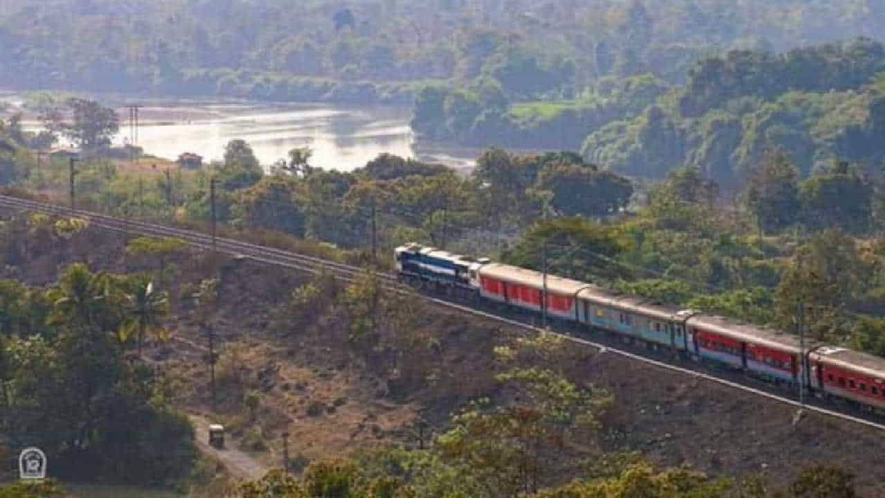 Indian Railways: ರೈಲು ಚಲಾಯಿಸುತ್ತಿದ್ದಾಗಲೇ ಹೃದಯ ಸ್ತಂಭನವಾಗಿ ಸಾವನ್ನಪ್ಪಿದ ಚಾಲಕ Indian Railways: ರೈಲು ಚಲಾಯಿಸುತ್ತಿದ್ದಾಗಲೇ ಹೃದಯ ಸ್ತಂಭನವಾಗಿ ಸಾವನ್ನಪ್ಪಿದ ಚಾಲಕ