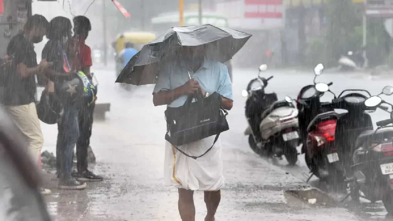 Karnataka Rain: ಇಂದಿನಿಂದ 4 ದಿನ ಕರ್ನಾಟಕದಲ್ಲಿ ಭಾರೀ ಮಳೆ; ಬೆಂಗಳೂರು, ಕರಾವಳಿ, ಮಲೆನಾಡಿಗೆ ಹಳದಿ ಅಲರ್ಟ್ Karnataka Rain: ಇಂದಿನಿಂದ 4 ದಿನ ಕರ್ನಾಟಕದಲ್ಲಿ ಭಾರೀ ಮಳೆ; ಬೆಂಗಳೂರು, ಕರಾವಳಿ, ಮಲೆನಾಡಿಗೆ ಹಳದಿ ಅಲರ್ಟ್