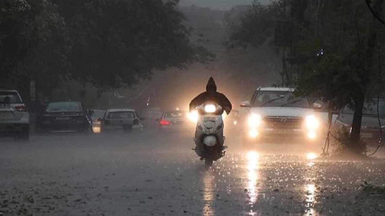 Karnataka Rain: ಕರ್ನಾಟಕದಲ್ಲಿ ಇನ್ನೂ 3 ದಿನ ಭಾರೀ ಮಳೆ; ಬೆಂಗಳೂರು, ಕರಾವಳಿಯಲ್ಲಿ ಹೈ ಅಲರ್ಟ್ Karnataka Rain: ಕರ್ನಾಟಕದಲ್ಲಿ ಇನ್ನೂ 3 ದಿನ ಭಾರೀ ಮಳೆ; ಬೆಂಗಳೂರು, ಕರಾವಳಿಯಲ್ಲಿ ಹೈ ಅಲರ್ಟ್