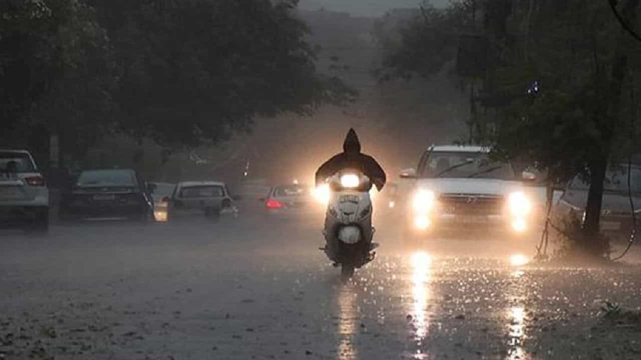 Karnataka Rain: ಕರ್ನಾಟಕದಲ್ಲಿ ಇನ್ನೂ 3 ದಿನ ಭಾರೀ ಮಳೆ; ಬೆಂಗಳೂರು, ಕರಾವಳಿಯಲ್ಲಿ ಹೈ ಅಲರ್ಟ್ Karnataka Rain: ಕರ್ನಾಟಕದಲ್ಲಿ ಇನ್ನೂ 3 ದಿನ ಭಾರೀ ಮಳೆ; ಬೆಂಗಳೂರು, ಕರಾವಳಿಯಲ್ಲಿ ಹೈ ಅಲರ್ಟ್