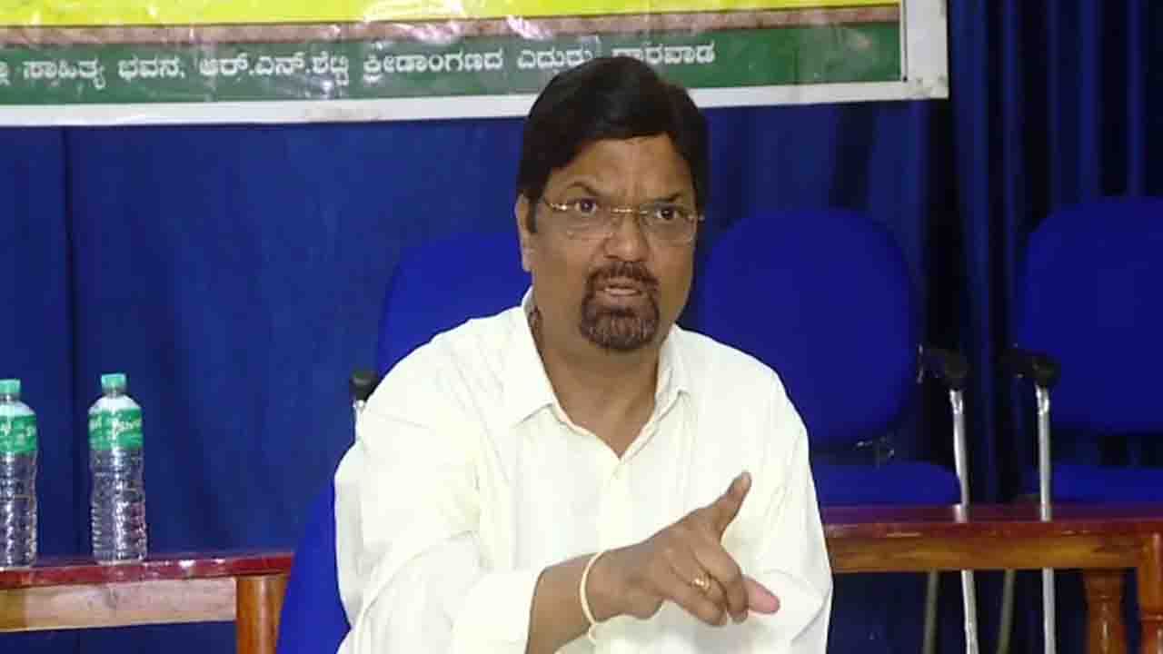 ಸರ್ಕಾರಿ ಶಿಕ್ಷಕರ ಮಕ್ಕಳು ಕಡ್ಡಾಯವಾಗಿ ಕನ್ನಡ ಮಾಧ್ಯಮದಲ್ಲಿ ಕಲಿಯಬೇಕು, ಆಗಲೇ ಎಲ್ಲವೂ ಸರಿ ಹೋಗುವುದು -ಕಸಾಪ ರಾಜ್ಯಾಧ್ಯಕ್ಷ ನಾಡೋಜ ಮಹೇಶ ಜೋಶಿ ಸರ್ಕಾರಿ ಶಿಕ್ಷಕರ ಮಕ್ಕಳು ಕಡ್ಡಾಯವಾಗಿ ಕನ್ನಡ ಮಾಧ್ಯಮದಲ್ಲಿ ಕಲಿಯಬೇಕು, ಆಗಲೇ ಎಲ್ಲವೂ ಸರಿ ಹೋಗುವುದು -ಕಸಾಪ ರಾಜ್ಯಾಧ್ಯಕ್ಷ ನಾಡೋಜ ಮಹೇಶ ಜೋಶಿ