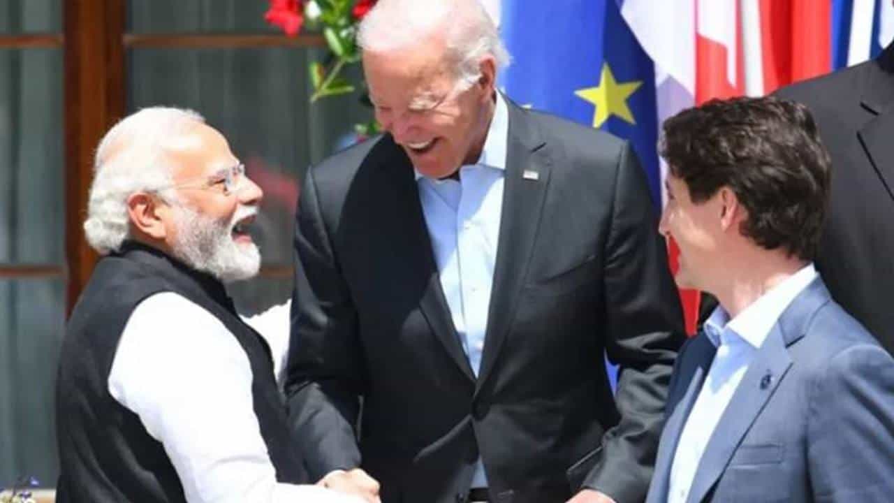 PM Modi-Joe Biden: G7 ಶೃಂಗಸಭೆಯಲ್ಲಿ ಶಿಷ್ಟಾಚಾರ ಪಕ್ಕಕ್ಕಿಟ್ಟು ಪ್ರಧಾನಿ ಮೋದಿ ಕೈಕುಲುಕಲು ಹಾತೊರೆದ ಅಮೆರಿಕ ಅಧ್ಯಕ್ಷ ಜೋ ಬಿಡೆನ್! PM Modi-Joe Biden: G7 ಶೃಂಗಸಭೆಯಲ್ಲಿ ಶಿಷ್ಟಾಚಾರ ಪಕ್ಕಕ್ಕಿಟ್ಟು ಪ್ರಧಾನಿ ಮೋದಿ ಕೈಕುಲುಕಲು ಹಾತೊರೆದ ಅಮೆರಿಕ ಅಧ್ಯಕ್ಷ ಜೋ ಬಿಡೆನ್!
