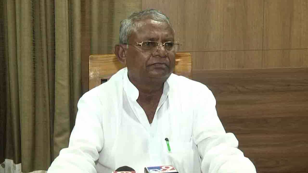 ಬಿಜೆಪಿ ಶಾಸಕ ರಾಮಣ್ಣ ಲಮಾಣಿ ಲೆಟರ್ ಹೆಡ್ಗಳಲ್ಲಿ ಡಿಫರೆಂಟ್ ಡಿಫರೆಂಟ್ ಸಹಿ ಪತ್ತೆ; ಸಹಿ ದುರುಪಯೋಗ ಮಾಡಲಾಗುತ್ತಿದೆ ಎಂದು ಕಾಂಗ್ರೆಸ್ ಆರೋಪ ಬಿಜೆಪಿ ಶಾಸಕ ರಾಮಣ್ಣ ಲಮಾಣಿ ಲೆಟರ್ ಹೆಡ್ಗಳಲ್ಲಿ ಡಿಫರೆಂಟ್ ಡಿಫರೆಂಟ್ ಸಹಿ ಪತ್ತೆ; ಸಹಿ ದುರುಪಯೋಗ ಮಾಡಲಾಗುತ್ತಿದೆ ಎಂದು ಕಾಂಗ್ರೆಸ್ ಆರೋಪ