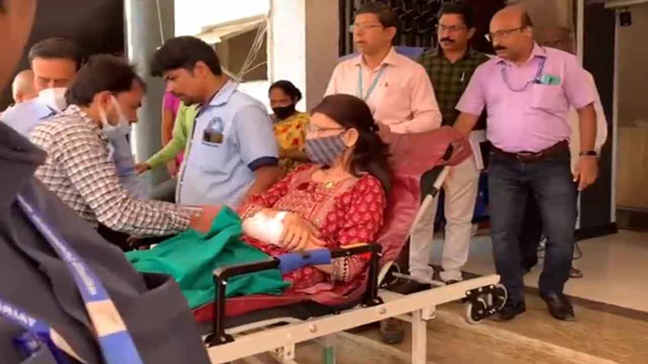 Rajya Sabha polls ಕ್ಯಾನ್ಸರ್ ವಿರುದ್ಧ ಹೋರಾಡುತ್ತಿರುವ ಮಹಾರಾಷ್ಟ್ರದ ಬಿಜೆಪಿ ಶಾಸಕಿ ಸ್ಟ್ರೆಚರ್ನಲ್ಲೇ ಬಂದು ಮತ ಚಲಾವಣೆ Rajya Sabha polls ಕ್ಯಾನ್ಸರ್ ವಿರುದ್ಧ ಹೋರಾಡುತ್ತಿರುವ ಮಹಾರಾಷ್ಟ್ರದ ಬಿಜೆಪಿ ಶಾಸಕಿ ಸ್ಟ್ರೆಚರ್ನಲ್ಲೇ ಬಂದು ಮತ ಚಲಾವಣೆ
