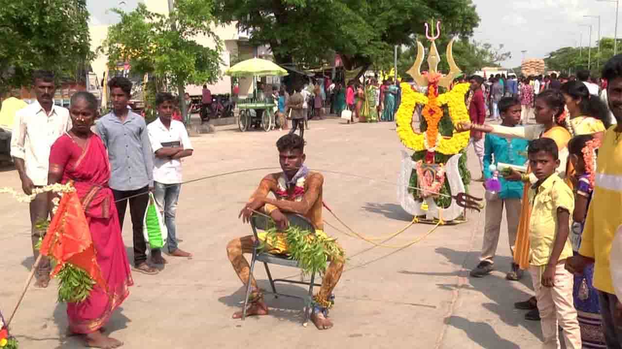 ದಾವಣಗೆರೆಯಲ್ಲಿ ಮೈಜುಮ್ಮೆನ್ನಿಸುವ ವಿಶೇಷ ಹರಕೆ ಜಾತ್ರೆ; ಬಾಯಲ್ಲಿ ಕಬ್ಬಣದ ರಾಡ್, ಬೆನ್ನಿಗೆ ಹುಕ್ ಹಾಕಿಕೊಂಡು ಭಯಾನಕವಾಗಿ ಹರಕೆ ತೀರಿಸಿದ ಭಕ್ತರು ದಾವಣಗೆರೆಯಲ್ಲಿ ಮೈಜುಮ್ಮೆನ್ನಿಸುವ ವಿಶೇಷ ಹರಕೆ ಜಾತ್ರೆ; ಬಾಯಲ್ಲಿ ಕಬ್ಬಣದ ರಾಡ್, ಬೆನ್ನಿಗೆ ಹುಕ್ ಹಾಕಿಕೊಂಡು ಭಯಾನಕವಾಗಿ ಹರಕೆ ತೀರಿಸಿದ ಭಕ್ತರು