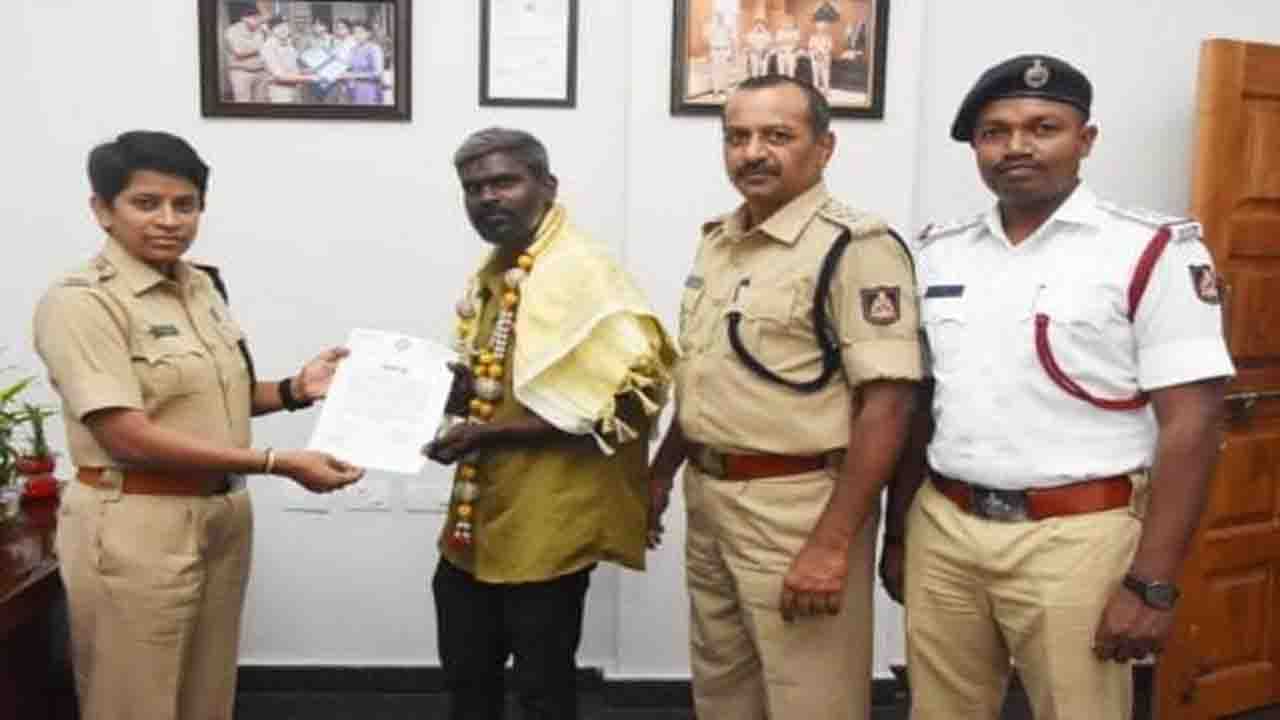 ಪ್ರಯಾಣಿಕರ 60 ಸಾವಿರ ಬೆಲೆ ಬಾಳುವ ಮೊಬೈಲ್ ಫೋನ್ ಹಿಂದಿರುಗಿಸಿ ಪ್ರಮಾಣಿಕತೆ ಮೆರೆದ ಆಟೋ ಚಾಲಕ; ಮೈಸೂರು ಡಿಸಿಪಿಯಿಂದ ಸನ್ಮಾನ ಪ್ರಯಾಣಿಕರ 60 ಸಾವಿರ ಬೆಲೆ ಬಾಳುವ ಮೊಬೈಲ್ ಫೋನ್ ಹಿಂದಿರುಗಿಸಿ ಪ್ರಮಾಣಿಕತೆ ಮೆರೆದ ಆಟೋ ಚಾಲಕ; ಮೈಸೂರು ಡಿಸಿಪಿಯಿಂದ ಸನ್ಮಾನ