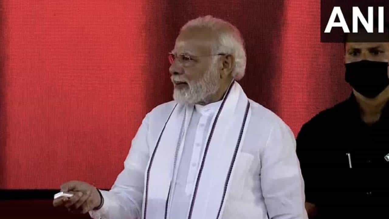 Narendra Modi: ಪ್ರಲ್ಹಾದ್ ಜೋಶಿಗೂ ಒಂದು ಕುರ್ತಾ ಹೊಲಿದುಕೊಡಿ; ಮೈಸೂರಿನಲ್ಲಿ ತಮಾಷೆ ಮಾಡಿದ ಪ್ರಧಾನಿ ಮೋದಿ Narendra Modi: ಪ್ರಲ್ಹಾದ್ ಜೋಶಿಗೂ ಒಂದು ಕುರ್ತಾ ಹೊಲಿದುಕೊಡಿ; ಮೈಸೂರಿನಲ್ಲಿ ತಮಾಷೆ ಮಾಡಿದ ಪ್ರಧಾನಿ ಮೋದಿ