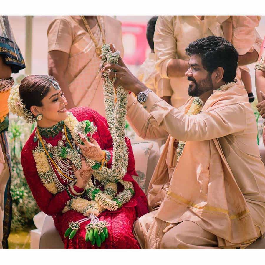 ನಟಿ ನಯನತಾರಾ ಹಾಗೂ ನಿರ್ದೇಶಕ ವಿಘ್ನೇಶ್ ಶಿವನ್ ಹೊಸ ಬಾಳನ್ನು ಆರಂಭಿಸಿದ್ದಾರೆ. ಏಳು ವರ್ಷಗಳ ಕಾಲ ಪ್ರೀತಿಯಲ್ಲಿದ್ದ ಈ ಜೋಡಿ ಈಗ ಮದುವೆ ಆಗುವ ಮೂಲಕ ಬಾಳ ಬಂಧನಕ್ಕೆ ಒಳಗಾಗಿದೆ. ಇಂದು (ಜೂನ್ 9) ತಮಿಳುನಾಡಿನ ಮಹಾಬಲಿಪುರಂನಲ್ಲಿ ಇವರ ವಿವಾಹವಾಗಿದೆ.
