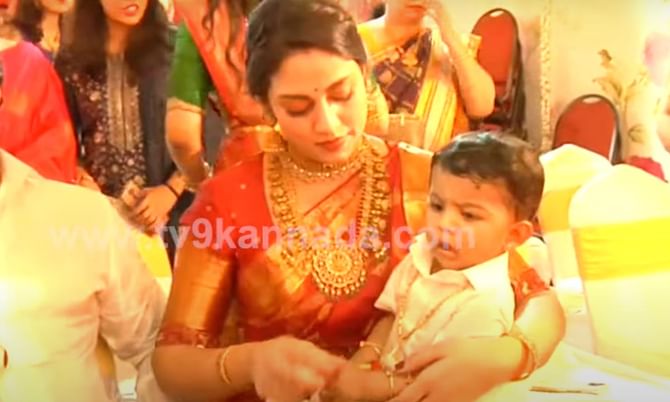 ದೇವೇಗೌಡರ ಮರಿ ಮೊಮ್ಮೊಗನ ನಾಮಕರಣ ಶಾಸ್ತ್ರ: ಹೇಗಿದ್ದಾನೆ ನೋಡಿ ನಿಖಿಲ್ ಕುಮಾರ್ ಮಗ ದೇವೇಗೌಡರ ಮರಿ ಮೊಮ್ಮೊಗನ ನಾಮಕರಣ ಶಾಸ್ತ್ರ: ಹೇಗಿದ್ದಾನೆ ನೋಡಿ ನಿಖಿಲ್ ಕುಮಾರ್ ಮಗ