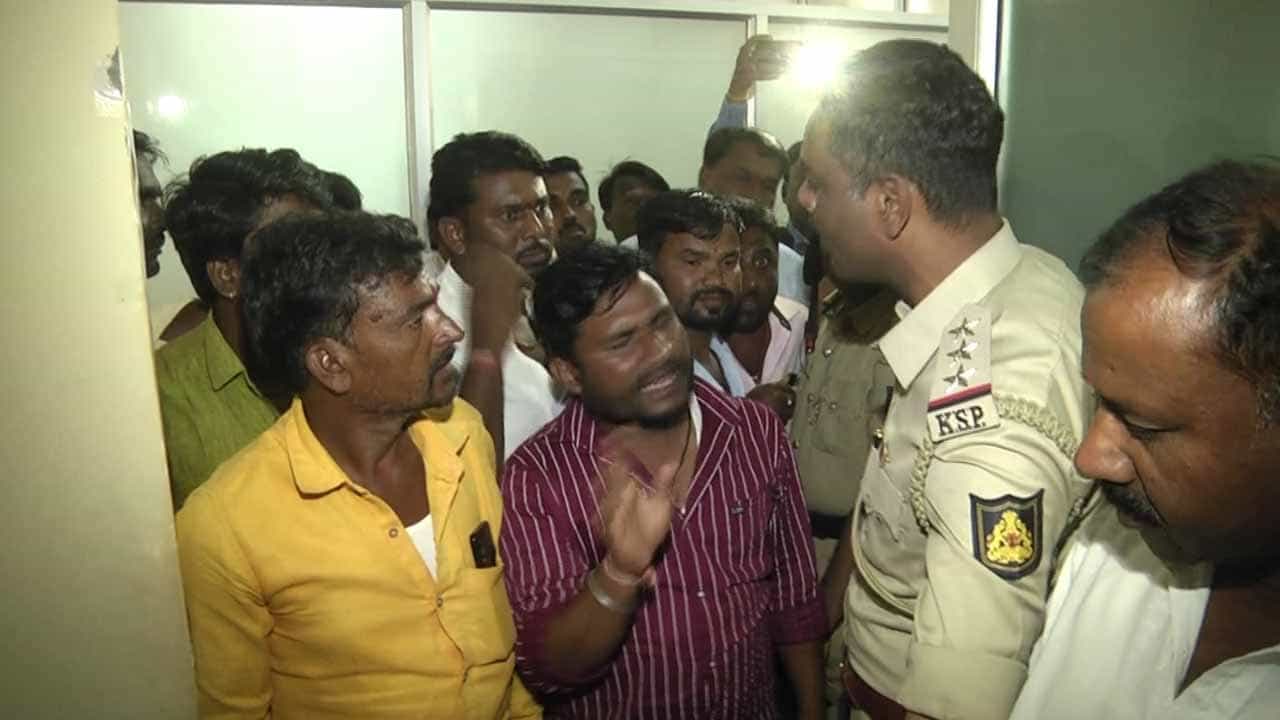 ಬಿಲ್ ನೀಡದೆ ಗದಗ ಜಿಲ್ಲಾ ಪಂಚಾಯತಿ ಕಿರಿಕ್! ಸಿಇಓ ಕಚೇರಿ ಮುಂದೆ ವಿಷದ ಬಾಟಲಿ ಹಿಡಿದು ಆಕ್ರೋಶ ವ್ಯಕ್ತಪಡಿಸಿದ ಗುತ್ತಿಗೆದಾರರು ಬಿಲ್ ನೀಡದೆ ಗದಗ ಜಿಲ್ಲಾ ಪಂಚಾಯತಿ ಕಿರಿಕ್! ಸಿಇಓ ಕಚೇರಿ ಮುಂದೆ ವಿಷದ ಬಾಟಲಿ ಹಿಡಿದು ಆಕ್ರೋಶ ವ್ಯಕ್ತಪಡಿಸಿದ ಗುತ್ತಿಗೆದಾರರು