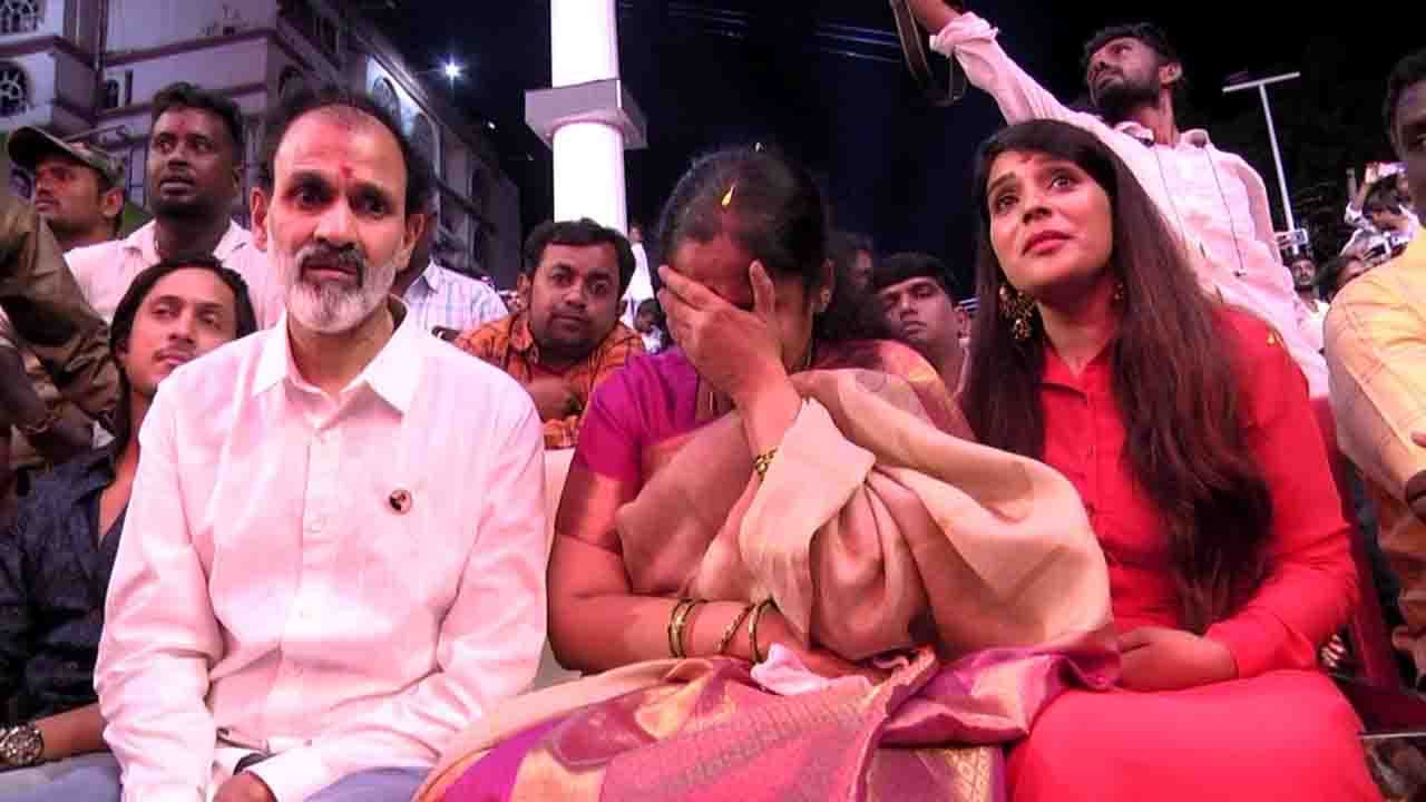 ಅಪ್ಪು ಇಷ್ಟು ಬೇಗ ಯಾಕೆ ಹೋದ್ರು ಗೊತ್ತಾ? ಅವ ಎಲ್ಲವನ್ನೂ ಬೇಗ ಮಾಡಿ ಮುಗಿಸ್ದ, ಪುತ್ಥಳಿ ಅನಾವರಣ ಕಾರ್ಯಕ್ರಮದಲ್ಲಿ ಭಾವುಕರಾದ ರಾಘವೇಂದ್ರ ರಾಜಕುಮಾರ್ ಅಪ್ಪು ಇಷ್ಟು ಬೇಗ ಯಾಕೆ ಹೋದ್ರು ಗೊತ್ತಾ? ಅವ ಎಲ್ಲವನ್ನೂ ಬೇಗ ಮಾಡಿ ಮುಗಿಸ್ದ, ಪುತ್ಥಳಿ ಅನಾವರಣ ಕಾರ್ಯಕ್ರಮದಲ್ಲಿ ಭಾವುಕರಾದ ರಾಘವೇಂದ್ರ ರಾಜಕುಮಾರ್