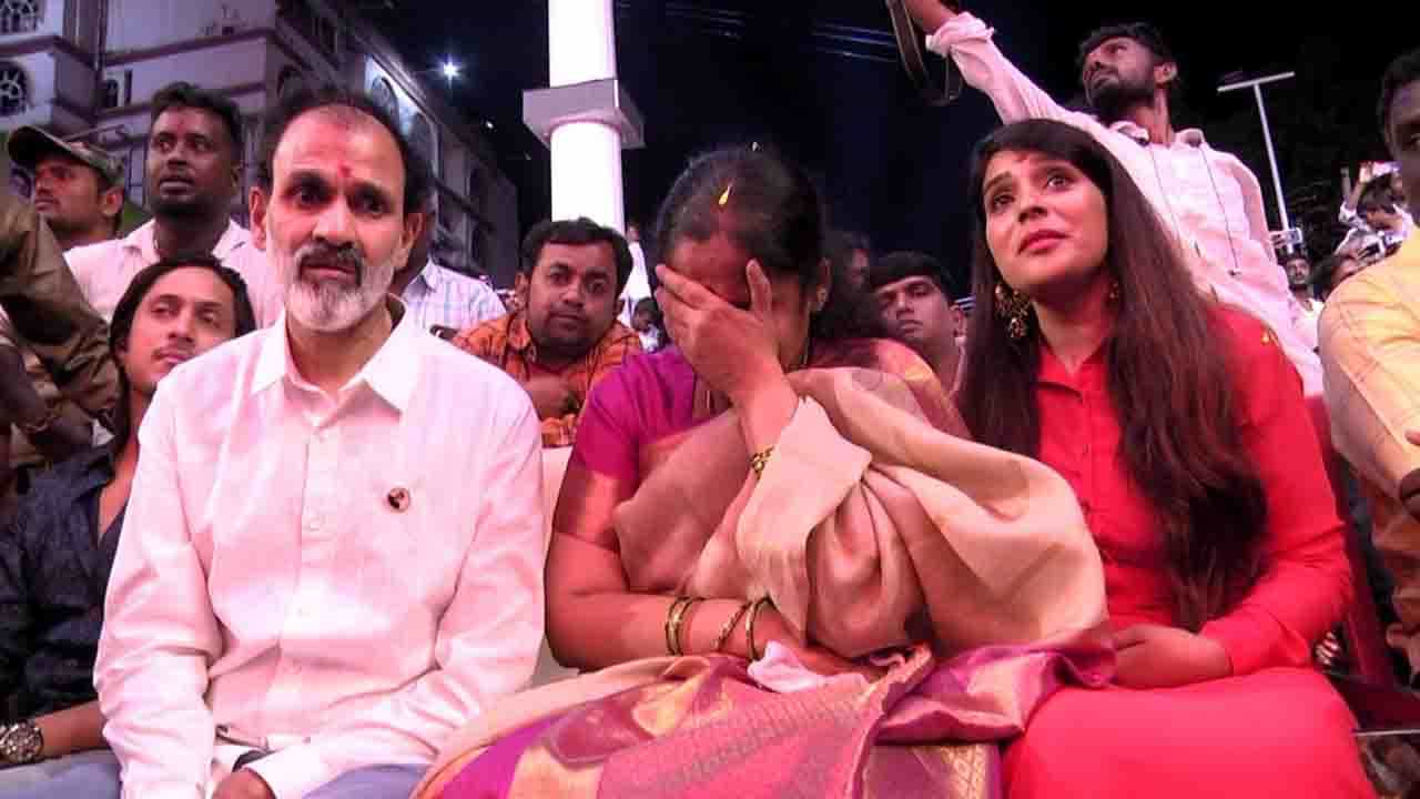 ಅಪ್ಪು ಇಷ್ಟು ಬೇಗ ಯಾಕೆ ಹೋದ್ರು ಗೊತ್ತಾ? ಅವ ಎಲ್ಲವನ್ನೂ ಬೇಗ ಮಾಡಿ ಮುಗಿಸ್ದ, ಪುತ್ಥಳಿ ಅನಾವರಣ ಕಾರ್ಯಕ್ರಮದಲ್ಲಿ ಭಾವುಕರಾದ ರಾಘವೇಂದ್ರ ರಾಜಕುಮಾರ್ ಅಪ್ಪು ಇಷ್ಟು ಬೇಗ ಯಾಕೆ ಹೋದ್ರು ಗೊತ್ತಾ? ಅವ ಎಲ್ಲವನ್ನೂ ಬೇಗ ಮಾಡಿ ಮುಗಿಸ್ದ, ಪುತ್ಥಳಿ ಅನಾವರಣ ಕಾರ್ಯಕ್ರಮದಲ್ಲಿ ಭಾವುಕರಾದ ರಾಘವೇಂದ್ರ ರಾಜಕುಮಾರ್