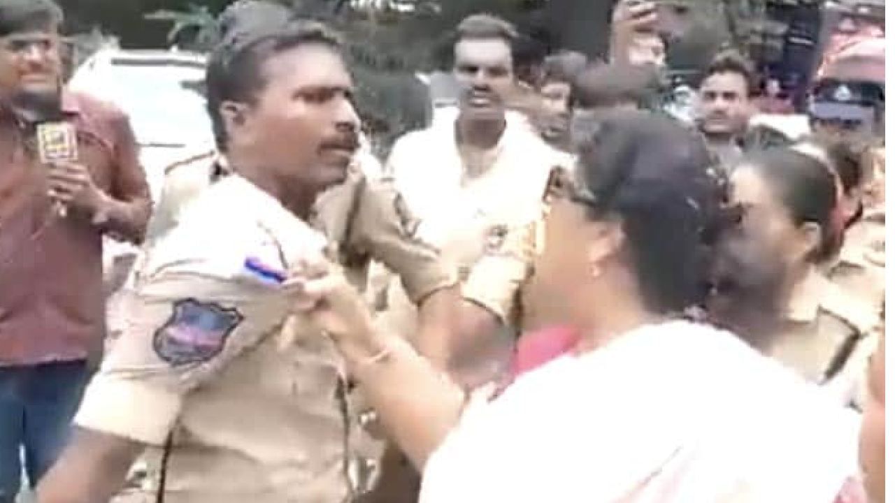 Viral Video: ರಾಹುಲ್ ಗಾಂಧಿ ಪರ ಪ್ರತಿಭಟನೆ ವೇಳೆ ಪೊಲೀಸರ ಕಾಲರ್ ಹಿಡಿದ ಕಾಂಗ್ರೆಸ್ ನಾಯಕಿ ರೇಣುಕಾ ಚೌಧರಿ; ವಿಡಿಯೋ ವೈರಲ್ Viral Video: ರಾಹುಲ್ ಗಾಂಧಿ ಪರ ಪ್ರತಿಭಟನೆ ವೇಳೆ ಪೊಲೀಸರ ಕಾಲರ್ ಹಿಡಿದ ಕಾಂಗ್ರೆಸ್ ನಾಯಕಿ ರೇಣುಕಾ ಚೌಧರಿ; ವಿಡಿಯೋ ವೈರಲ್