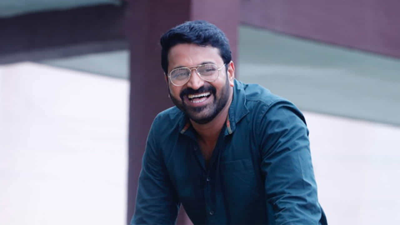ಗಿರಿಕೃಷ್ಣ ಜಾಗಕ್ಕೆ ಆ ಇಬ್ಬರು ಡೈರೆಕ್ಟರ್ ಬಂದಿದ್ದು ಹೇಗೆ?; ‘ಹರಿಕಥೆ ಅಲ್ಲ ಗಿರಿಕಥೆ’ಯ ಸತ್ಯ ಬಿಚ್ಚಿಟ್ಟ ರಿಷಬ್ ಶೆಟ್ಟಿ ಗಿರಿಕೃಷ್ಣ ಜಾಗಕ್ಕೆ ಆ ಇಬ್ಬರು ಡೈರೆಕ್ಟರ್ ಬಂದಿದ್ದು ಹೇಗೆ?; ‘ಹರಿಕಥೆ ಅಲ್ಲ ಗಿರಿಕಥೆ’ಯ ಸತ್ಯ ಬಿಚ್ಚಿಟ್ಟ ರಿಷಬ್ ಶೆಟ್ಟಿ
