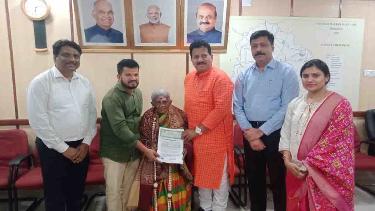 ಸಿಎಂ ಬೊಮ್ಮಾಯಿ ಸೂಚನೆ ಮೇರೆಗೆ ಬಿಡಿಎ ವತಿಯಿಂದ ಸಾಲುಮರದ ತಿಮ್ಮಕ್ಕಗೆ ನಿವೇಶನ ಹಂಚಿಕೆ; ಇಂದು ನಿವೇಶನ ಪತ್ರ ಹಸ್ತಾಂತರ ಸಿಎಂ ಬೊಮ್ಮಾಯಿ ಸೂಚನೆ ಮೇರೆಗೆ ಬಿಡಿಎ ವತಿಯಿಂದ ಸಾಲುಮರದ ತಿಮ್ಮಕ್ಕಗೆ ನಿವೇಶನ ಹಂಚಿಕೆ; ಇಂದು ನಿವೇಶನ ಪತ್ರ ಹಸ್ತಾಂತರ