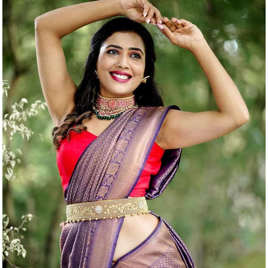 ಮಾಡೆಲ್ ಕೂಡ ಆಗಿರುವ ನಟಿ ಸಾರಾ ಅಣ್ಣಯ್ಯ ಅವರು ಕನ್ನಡ ಕಿರುತೆರೆ ಜಗತ್ತಿನಲ್ಲಿ ಸಖತ್ ಫೇಮಸ್. ‘ಕನ್ನಡತಿ’ ಧಾರಾವಾಹಿಯಲ್ಲಿ ಅವರು ನಿರ್ವಹಿಸುತ್ತಿರುವ ವರುಧಿನಿ ಹೆಸರಿನ ಪಾತ್ರ ಪ್ರಮುಖ ಎನಿಸಿಕೊಂಡಿದೆ. ಅವರ ಪಾತ್ರ ಅರ್ಧ ನೆಗೆಟಿವ್ ಹಾಗೂ ಅರ್ಧ ಪಾಸಿಟಿವ್ನಿಂದ ಕೂಡಿದೆ.