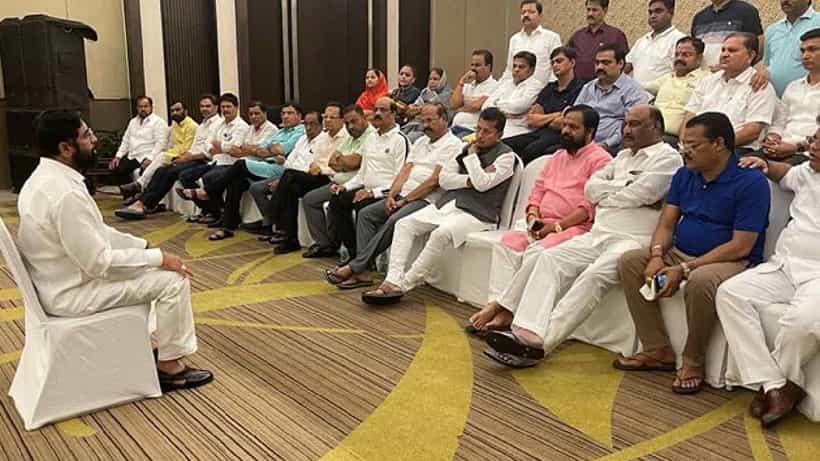 Maharashtra Crisis: ಮಹಾರಾಷ್ಟ್ರದಲ್ಲಿ ಬಿಜೆಪಿ, ಶಾಸಕ, ಸಂಸದರ ಸಭೆ; ಜುಲೈ 3ರಂದು ಮುಂಬೈ ಏರ್ಪೋರ್ಟ್ ಬಳಿ ಜಮಾಯಿಸಲು ಸೂಚನೆ