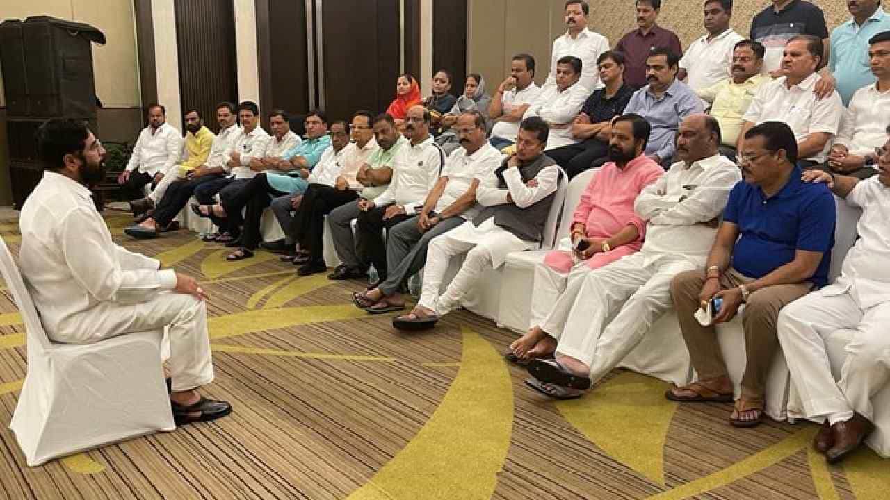 Maharashtra Crisis: ಮಹಾರಾಷ್ಟ್ರದಲ್ಲಿ ಬಿಜೆಪಿ, ಶಾಸಕ, ಸಂಸದರ ಸಭೆ; ಜುಲೈ 3ರಂದು ಮುಂಬೈ ಏರ್ಪೋರ್ಟ್ ಬಳಿ ಜಮಾಯಿಸಲು ಸೂಚನೆ Maharashtra Crisis: ಮಹಾರಾಷ್ಟ್ರದಲ್ಲಿ ಬಿಜೆಪಿ, ಶಾಸಕ, ಸಂಸದರ ಸಭೆ; ಜುಲೈ 3ರಂದು ಮುಂಬೈ ಏರ್ಪೋರ್ಟ್ ಬಳಿ ಜಮಾಯಿಸಲು ಸೂಚನೆ