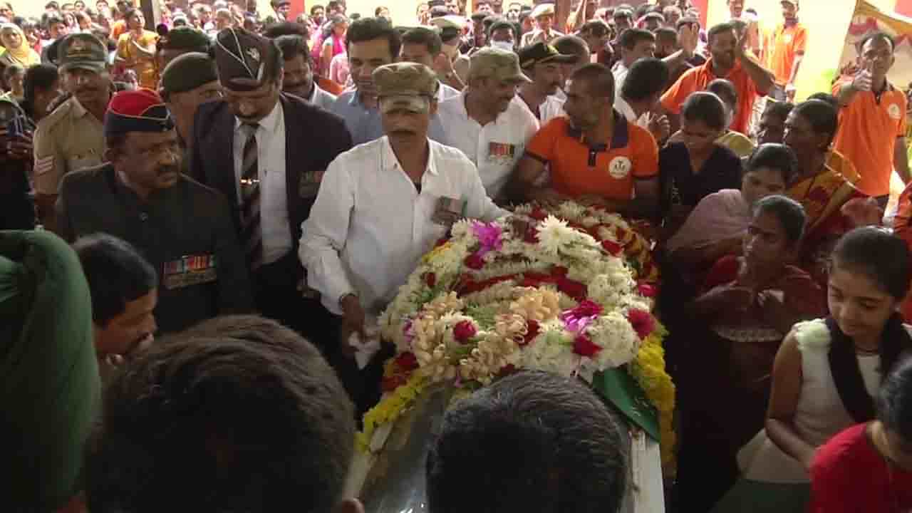 ಚಿಕ್ಕಮಗಳೂರಿನಲ್ಲಿ ಯೋಧನ ನೋಡಲು ಹರಿದುಬಂದ ಜನಸಾಗರ, ‘ವೀರ್ ಜವಾನ್ ಅಮರ್ ರಹೇ’ ಎಂದು ಘೋಷಣೆ ಕೂಗಿದ ವಿದ್ಯಾರ್ಥಿಗಳು ಚಿಕ್ಕಮಗಳೂರಿನಲ್ಲಿ ಯೋಧನ ನೋಡಲು ಹರಿದುಬಂದ ಜನಸಾಗರ, ‘ವೀರ್ ಜವಾನ್ ಅಮರ್ ರಹೇ’ ಎಂದು ಘೋಷಣೆ ಕೂಗಿದ ವಿದ್ಯಾರ್ಥಿಗಳು