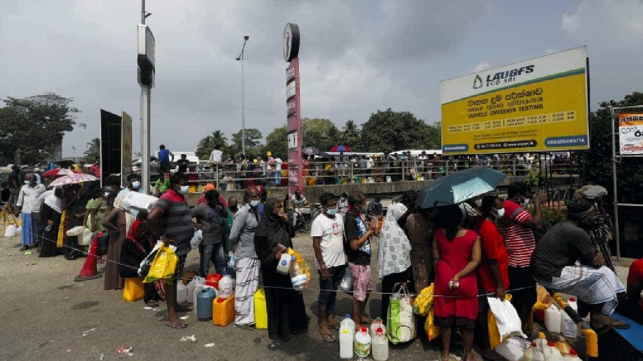 Sri Lanka Crisis: ಶ್ರೀಲಂಕಾದಲ್ಲಿ ಪೆಟ್ರೋಲ್ಗಾಗಿ 5 ದಿನ ಸಾಲಲ್ಲಿ ಕಾಯುತ್ತಾ ನಿಂತ ವ್ಯಕ್ತಿ ಸಾವು! Sri Lanka Crisis: ಶ್ರೀಲಂಕಾದಲ್ಲಿ ಪೆಟ್ರೋಲ್ಗಾಗಿ 5 ದಿನ ಸಾಲಲ್ಲಿ ಕಾಯುತ್ತಾ ನಿಂತ ವ್ಯಕ್ತಿ ಸಾವು!
