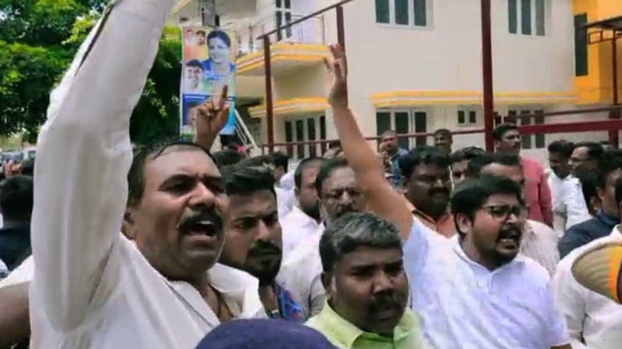 ಅವನೇನು ಕತ್ತೆ ಕಾಯುತ್ತಿದ್ನಾ, ನಾನೇನು ಇವನಿಗೆ ಹೆದರಿಕೊಳ್ಳಬೇಕಾ; ಹೆಚ್ಡಿ ಕುಮಾರಸ್ವಾಮಿ ವಿರುದ್ಧ ಜೆಡಿಎಸ್ ಶಾಸಕ ಶ್ರೀನಿವಾಸ್ ವಾಗ್ದಾಳಿ ಅವನೇನು ಕತ್ತೆ ಕಾಯುತ್ತಿದ್ನಾ, ನಾನೇನು ಇವನಿಗೆ ಹೆದರಿಕೊಳ್ಳಬೇಕಾ; ಹೆಚ್ಡಿ ಕುಮಾರಸ್ವಾಮಿ ವಿರುದ್ಧ ಜೆಡಿಎಸ್ ಶಾಸಕ ಶ್ರೀನಿವಾಸ್ ವಾಗ್ದಾಳಿ