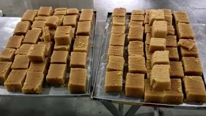 ಚಾಮುಂಡಿ ಬೆಟ್ಟಕ್ಕೆ ಭೇಟಿ ನೀಡುವ ಭಕ್ತರಿಗೆ ಹಾರ್ಲಿಕ್ಸ್ ಮೈಸೂರು ಪಾಕ್ ಪ್ರಸಾದ ಚಾಮುಂಡಿ ಬೆಟ್ಟಕ್ಕೆ ಭೇಟಿ ನೀಡುವ ಭಕ್ತರಿಗೆ ಹಾರ್ಲಿಕ್ಸ್ ಮೈಸೂರು ಪಾಕ್ ಪ್ರಸಾದ