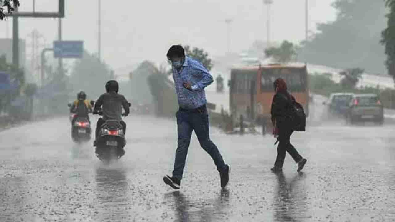 Uttara Kannada Rain: ಉತ್ತರ ಕನ್ನಡದಲ್ಲಿ ಪ್ರವಾಹ ಭೀತಿ; ಬಿರುಗಾಳಿ, ಮಳೆಯಿಂದ ಮಲೆನಾಡು, ಕರಾವಳಿಯಲ್ಲಿ ರೆಡ್ ಅಲರ್ಟ್​ ಘೋಷಣೆ