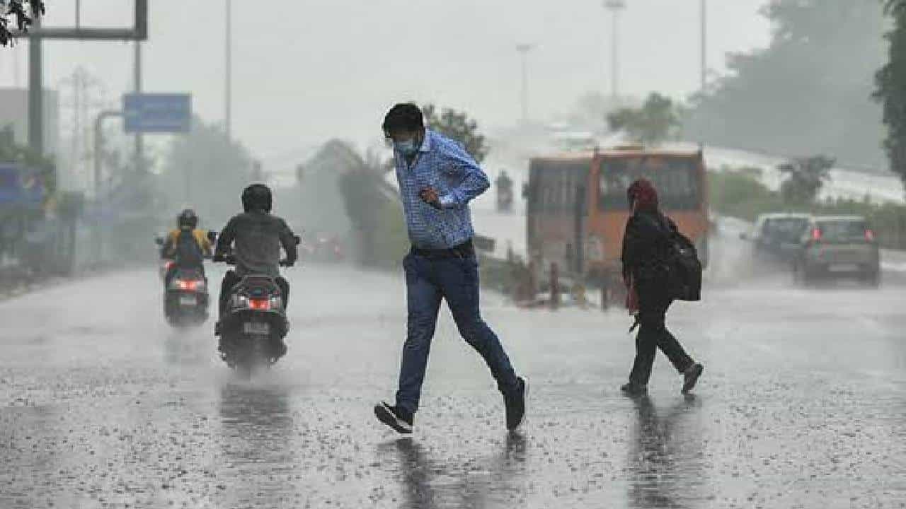 Karnataka Rain: ರಾಜ್ಯದಲ್ಲಿ ಇನ್ನೂ 48 ಗಂಟೆ ಕಾಲ ಭಾರೀ ಗಾಳಿ ಸಹಿತ ಮಳೆ ; ಹವಾಮಾನ ಇಲಾಖೆ ಮೂನ್ಸೂಚನೆ Karnataka Rain: ರಾಜ್ಯದಲ್ಲಿ ಇನ್ನೂ 48 ಗಂಟೆ ಕಾಲ ಭಾರೀ ಗಾಳಿ ಸಹಿತ ಮಳೆ ; ಹವಾಮಾನ ಇಲಾಖೆ ಮೂನ್ಸೂಚನೆ