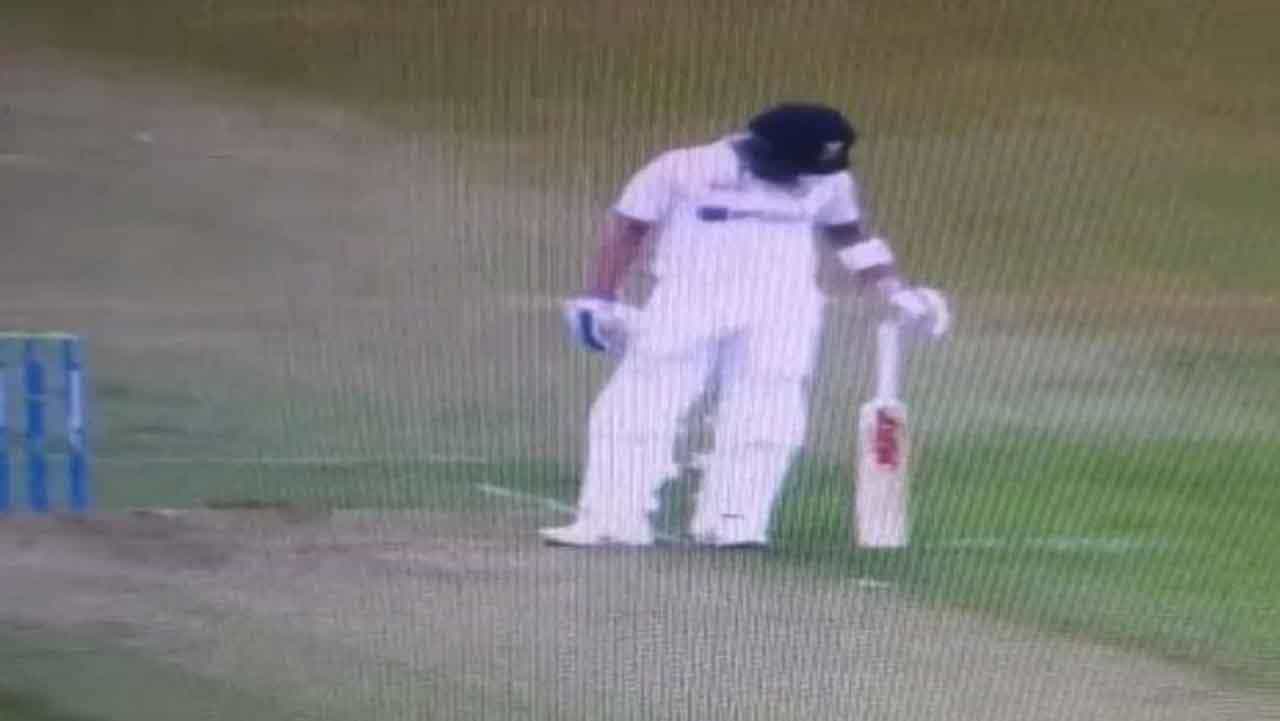 IND vs LEI: ಜೋ ರೂಟ್ ಮ್ಯಾಜಿಕ್ ಕಾಪಿ ಮಾಡುವಲ್ಲಿ ಕೊಹ್ಲಿ ವಿಫಲ; ವಿಡಿಯೋ ಸಖತ್ ವೈರಲ್ IND vs LEI: ಜೋ ರೂಟ್ ಮ್ಯಾಜಿಕ್ ಕಾಪಿ ಮಾಡುವಲ್ಲಿ ಕೊಹ್ಲಿ ವಿಫಲ; ವಿಡಿಯೋ ಸಖತ್ ವೈರಲ್