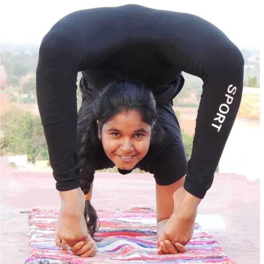 Yoga experts Chaitra and Nandini Haadiye Torida Haadi Column Jyothi S