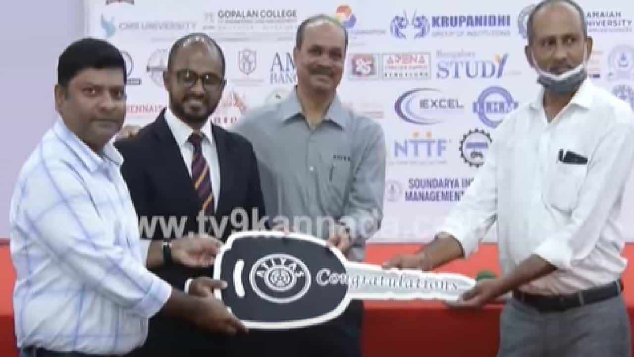 TV9 Education Summit 2022, Day 2 Highlights : ಟಿವಿ9 ಎಜುಕೇಷನ್ ಸಮಿಟ್ 2022ಗೆ ಭಾರಿ ಸ್ಪಂದನೆ: ಸಾವಿರಾರು ವಿದ್ಯಾರ್ಥಿಗಳು, ಪೋಷಕರು ಫುಲ್ ಖುಷ್ TV9 Education Summit 2022, Day 2 Highlights : ಟಿವಿ9 ಎಜುಕೇಷನ್ ಸಮಿಟ್ 2022ಗೆ ಭಾರಿ ಸ್ಪಂದನೆ: ಸಾವಿರಾರು ವಿದ್ಯಾರ್ಥಿಗಳು, ಪೋಷಕರು ಫುಲ್ ಖುಷ್