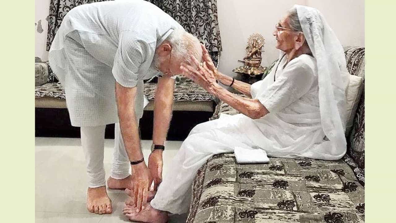 ಶತಾಯುಷಿ ತಾಯಿಯ ಭೇಟಿಗಾಗಿ ಪ್ರಧಾನಿ ಮೋದಿ ಗುಜರಾತ್ಗೆ ಭೇಟಿ, 21000 ಕೋಟಿ ರೂ ಯೋಜನೆಗಳ ಉದ್ಘಾಟನೆ ಶತಾಯುಷಿ ತಾಯಿಯ ಭೇಟಿಗಾಗಿ ಪ್ರಧಾನಿ ಮೋದಿ ಗುಜರಾತ್ಗೆ ಭೇಟಿ, 21000 ಕೋಟಿ ರೂ ಯೋಜನೆಗಳ ಉದ್ಘಾಟನೆ