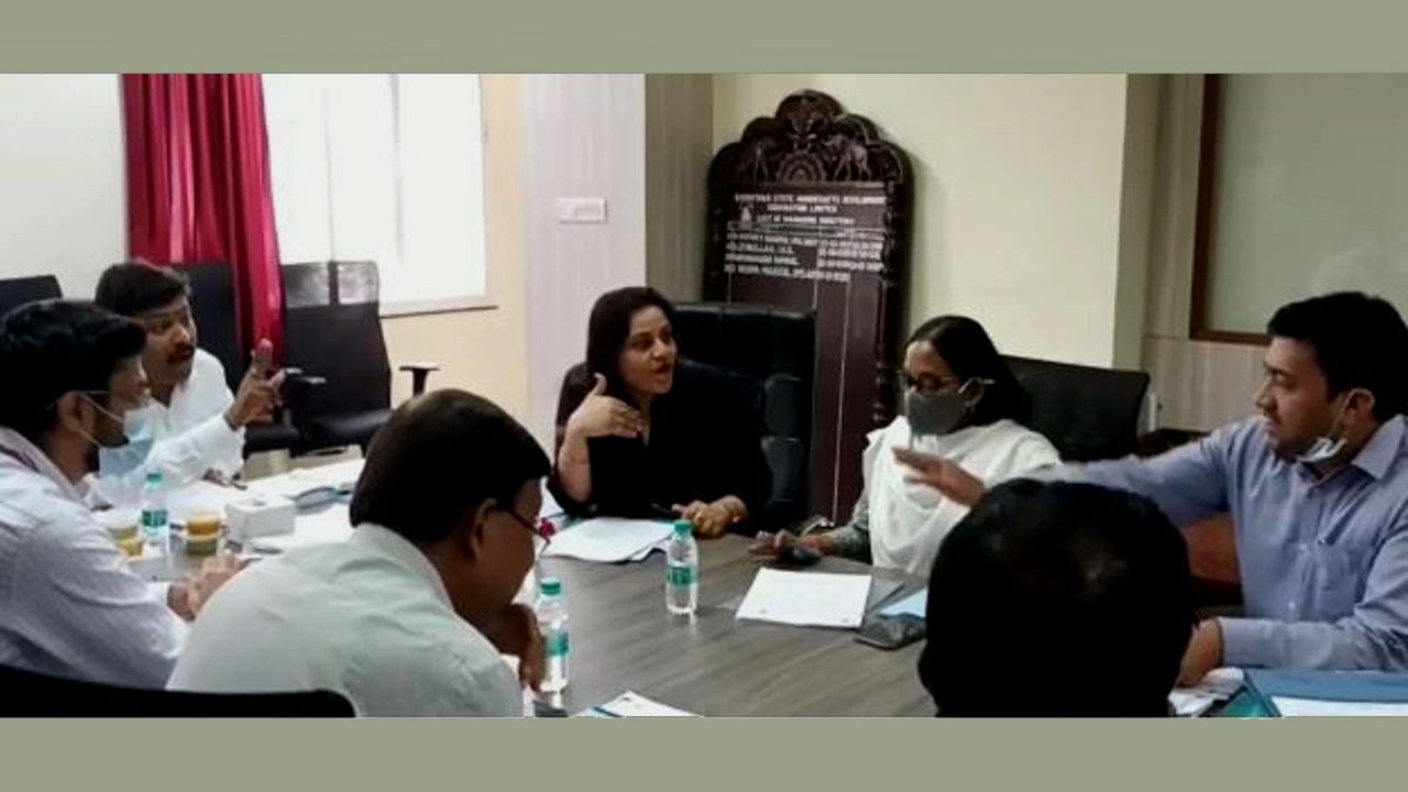 KSHDCL ಅಧ್ಯಕ್ಷ-ಎಂಡಿ ಕಿತ್ತಾಟದ ವೀಡಿಯೊ: ತಾನು ಆತ್ಮಹತ್ಯೆ ಮಾಡಿಕೊಂಡರೆ ಡಿ. ರೂಪಾ ಕಾರಣ ಎಂದಿರುವ ಅಧ್ಯಕ್ಷ ರಾಘವೇಂದ್ರ ಶೆಟ್ಟಿ KSHDCL ಅಧ್ಯಕ್ಷ-ಎಂಡಿ ಕಿತ್ತಾಟದ ವೀಡಿಯೊ: ತಾನು ಆತ್ಮಹತ್ಯೆ ಮಾಡಿಕೊಂಡರೆ ಡಿ. ರೂಪಾ ಕಾರಣ ಎಂದಿರುವ ಅಧ್ಯಕ್ಷ ರಾಘವೇಂದ್ರ ಶೆಟ್ಟಿ