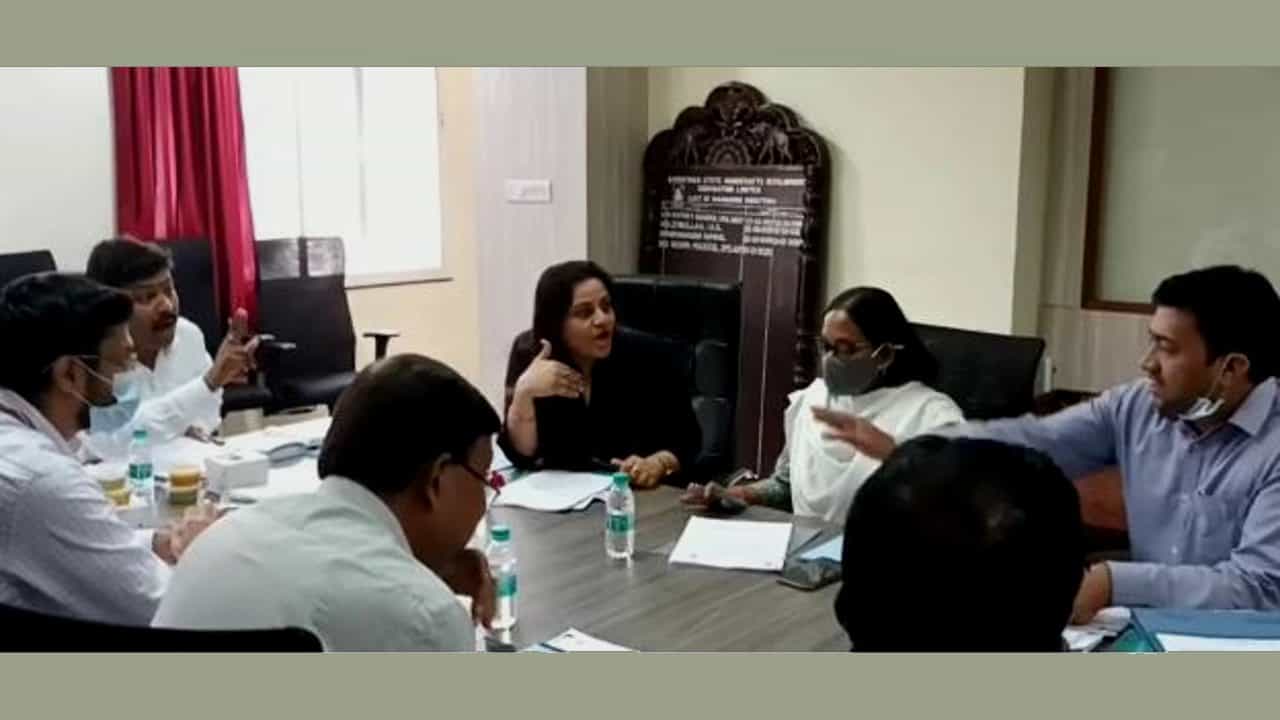 KSHDCL ಅಧ್ಯಕ್ಷ-ಎಂಡಿ ಕಿತ್ತಾಟದ ವೀಡಿಯೊ: ತಾನು ಆತ್ಮಹತ್ಯೆ ಮಾಡಿಕೊಂಡರೆ ಡಿ. ರೂಪಾ ಕಾರಣ ಎಂದಿರುವ ಅಧ್ಯಕ್ಷ ರಾಘವೇಂದ್ರ ಶೆಟ್ಟಿ KSHDCL ಅಧ್ಯಕ್ಷ-ಎಂಡಿ ಕಿತ್ತಾಟದ ವೀಡಿಯೊ: ತಾನು ಆತ್ಮಹತ್ಯೆ ಮಾಡಿಕೊಂಡರೆ ಡಿ. ರೂಪಾ ಕಾರಣ ಎಂದಿರುವ ಅಧ್ಯಕ್ಷ ರಾಘವೇಂದ್ರ ಶೆಟ್ಟಿ