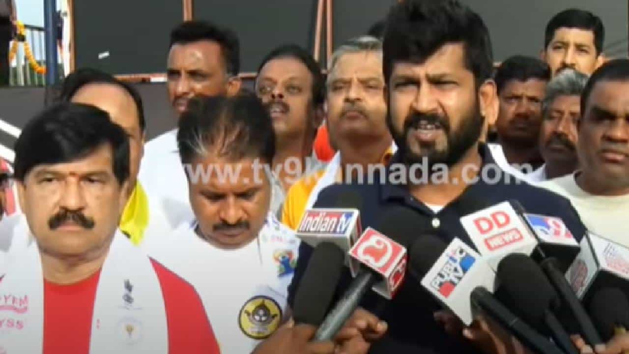 ಯೋಗ ದಿನಾಚರಣೆಯ ಮಾಹಿತಿ ವಿಚಾರದಲ್ಲೂ ರಾಜಕಾರಣ: ಸಂಸದ ಪ್ರತಾಪ್ ಸಿಂಹ-ಶಾಸಕ ರಾಮದಾಸ್ ನಡುವೆ ಜಟಾಪಟಿ ಯೋಗ ದಿನಾಚರಣೆಯ ಮಾಹಿತಿ ವಿಚಾರದಲ್ಲೂ ರಾಜಕಾರಣ: ಸಂಸದ ಪ್ರತಾಪ್ ಸಿಂಹ-ಶಾಸಕ ರಾಮದಾಸ್ ನಡುವೆ ಜಟಾಪಟಿ